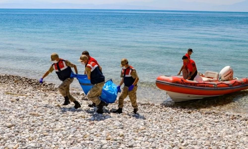 Τουρκία: Ανασύρθηκαν και άλλοι εννέα σοροί από το ναυάγιο στη λίμνη Βαν